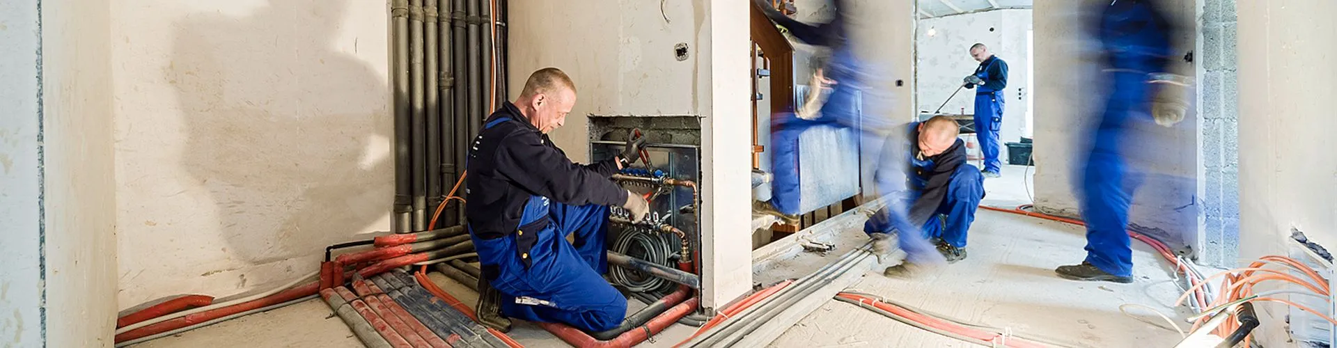 Anlagenmechaniker SHK bei der Verlegung einer Fußbodenheizung.