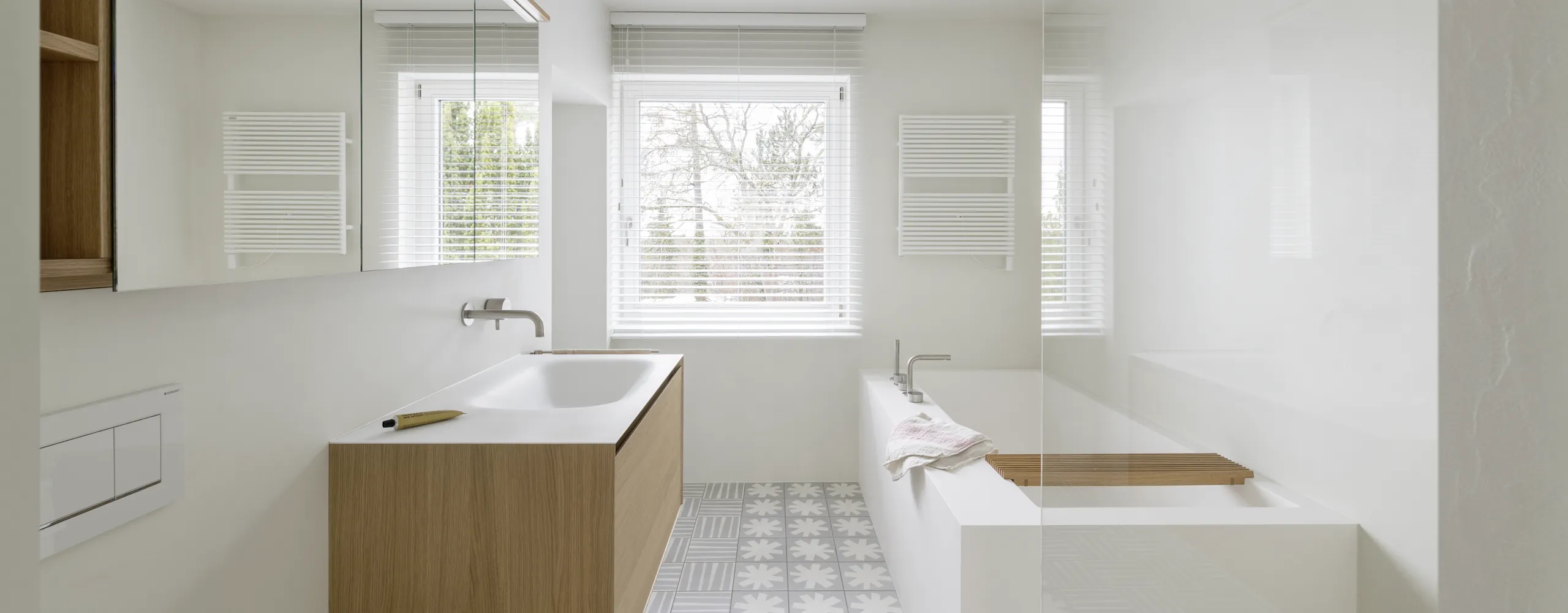 Helles Premium-Badezimmer mit gemusterten Fliesen von der Firma Dreyer.