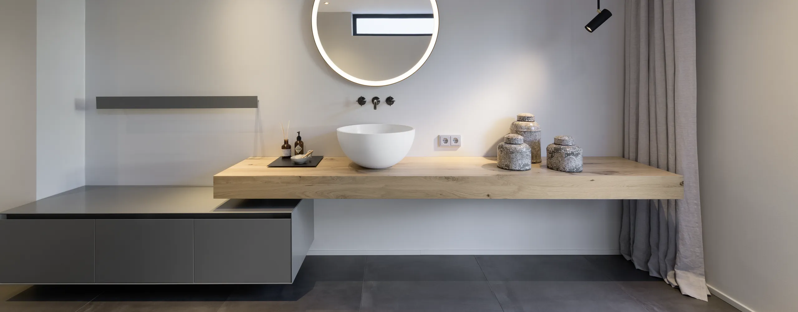 Unterfahrbare Waschtischplatte aus Echtholz.