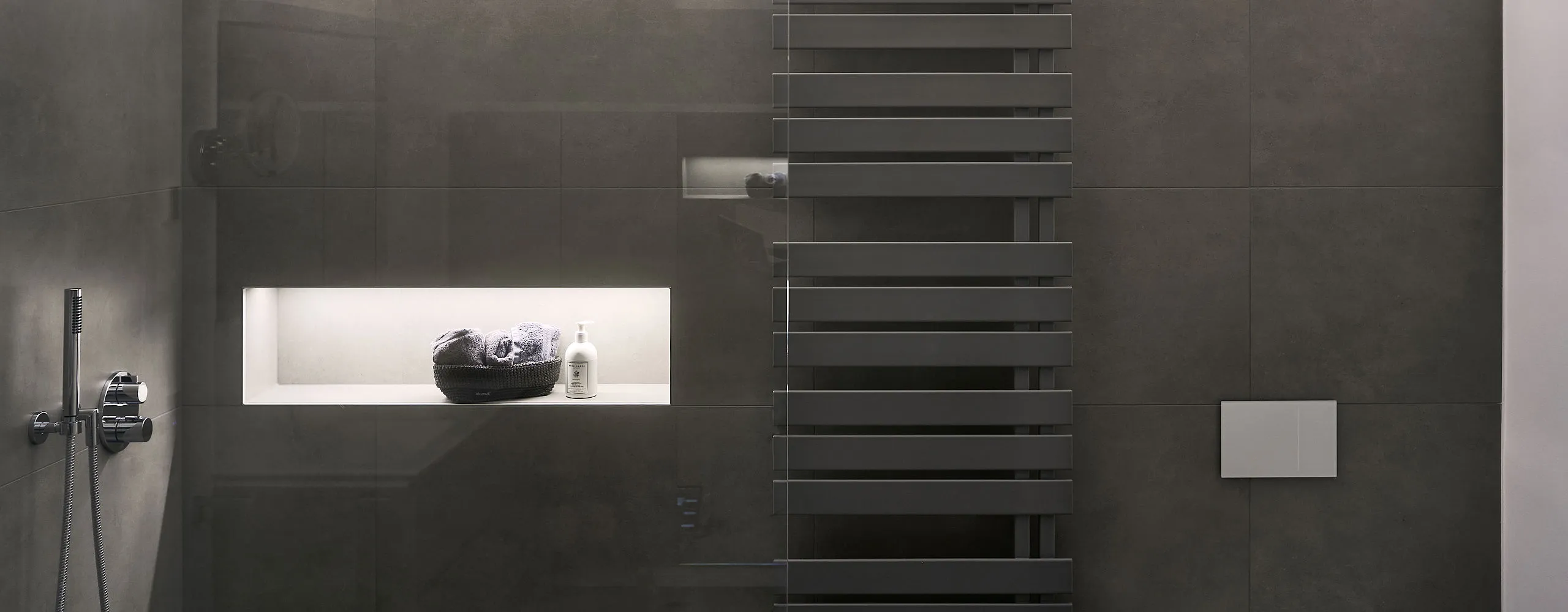 Beleuchtet Badnische mit hochwertigen Accessoires.