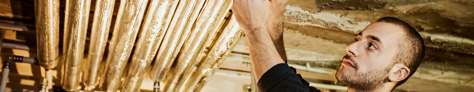 Anlagenmechaniker bei der Wartung einer Heizungsanlage.