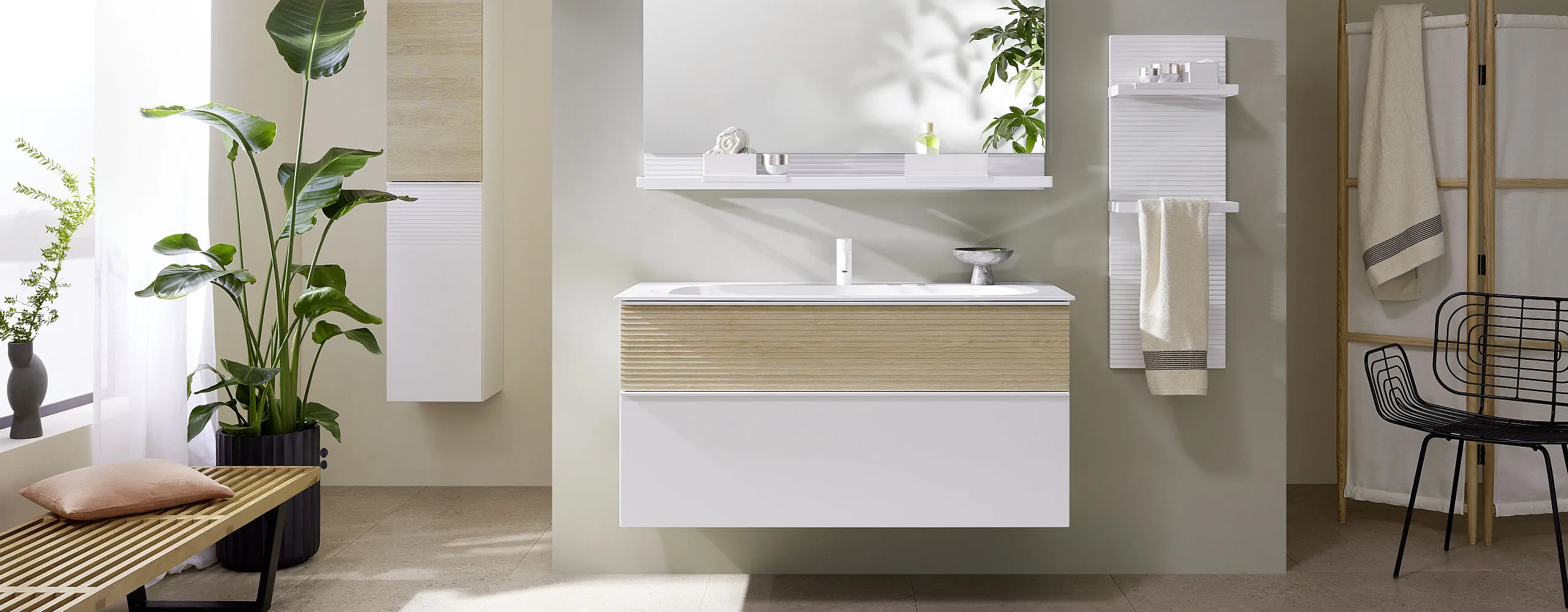 Ein stilvoll eingerichtetes Badezimmer mit vielen Holzelementen und einem wandhängenden Waschtisch aus der burgbad Fiumo Kollektion.