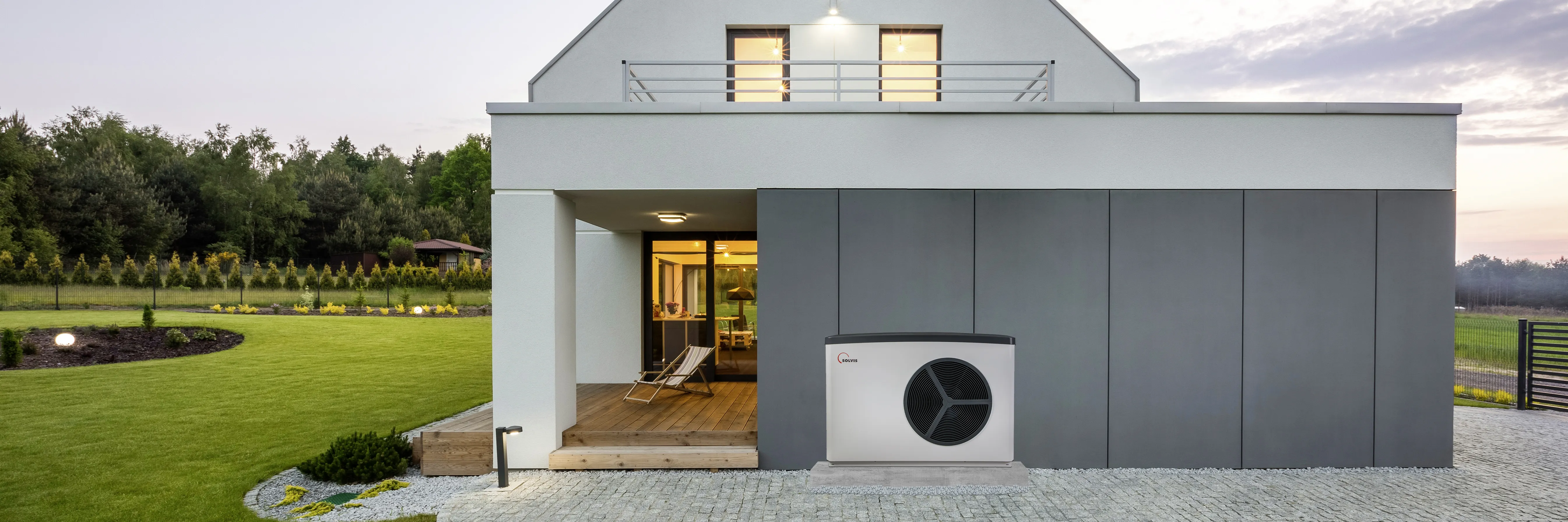 Wärmepumpe SolvisLea vor einem modernen Einfamilienhaus.