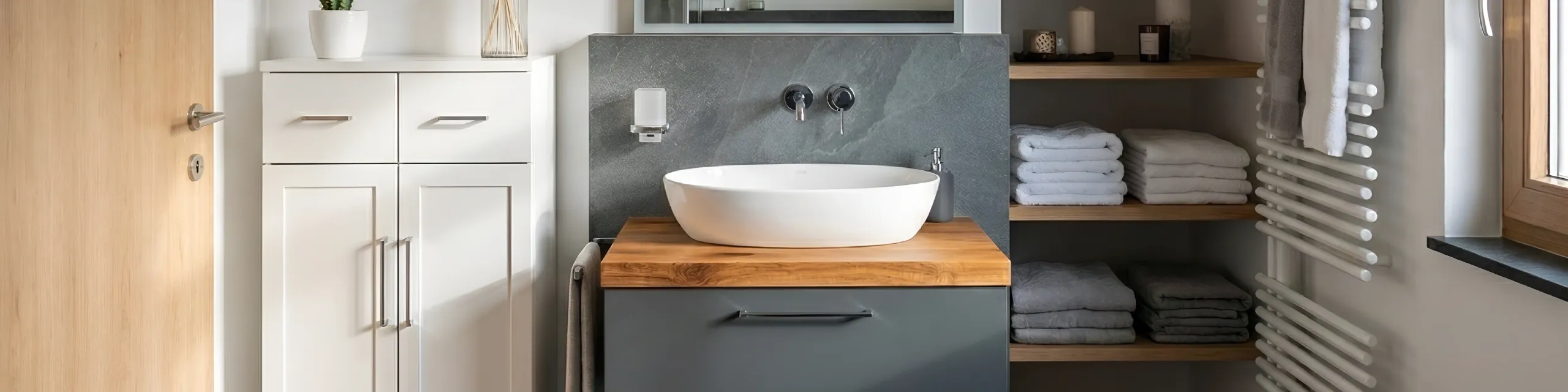 Klassisch elegantes Badezimmer mit modernem Waschbecken auf Holzplatte, Handtuchregal und offenem Stauraum für Handtücher.