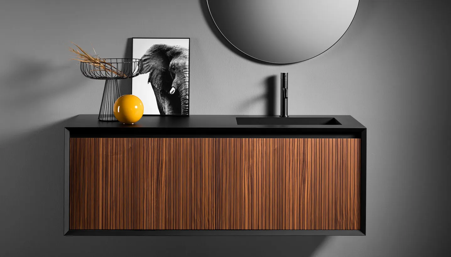 Moderner schwebender Waschtisch mit geriffelter Holzfront, schwarzer Waschtischplatte und integriertem Becken.