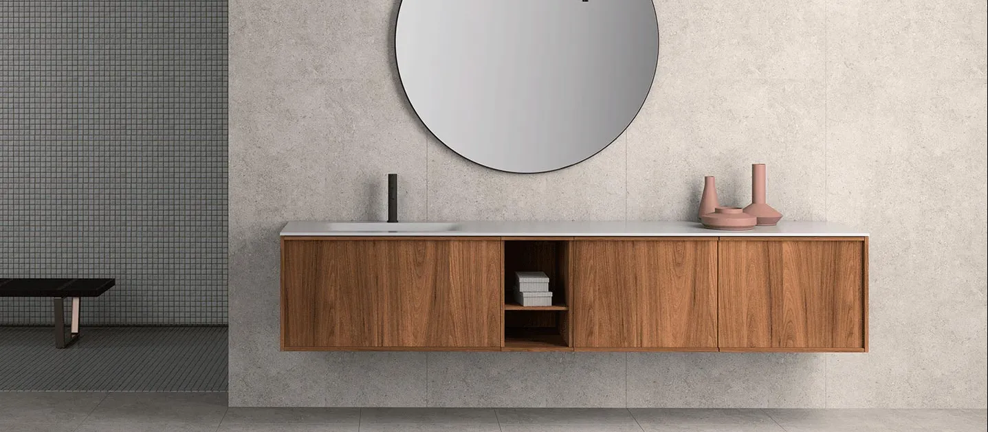 Langer, freischwebender Waschtisch aus dunklem Holz mit rundem Spiegel und minimalistischer Armatur in modernem Badezimmer von Stocco.