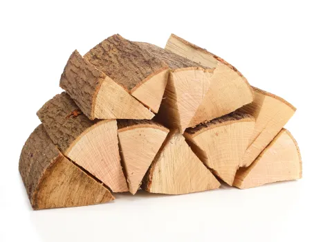 Kleiner Stapel mit 11 Holzscheiten für eine Holzheizung.