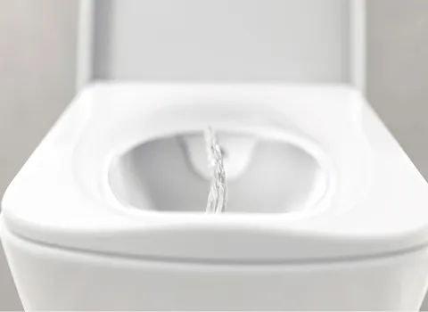 Dusch-WC TECEone mit geöffnetem Deckel und sichtbarem Wasserstrahl zur sanften Reinigung. 