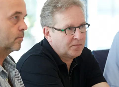 Männliche Teilnehmer eines Workshops von bad & heizung zum Thema Bad.