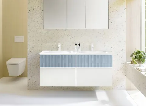 Doppelwaschtisch mit Unterschrank aus der Serie burgbad Fiumo2.0 in einem hellen Badezimmer.