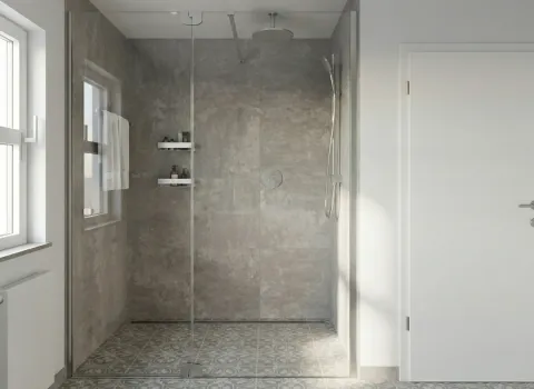 Barrierefreie Dusche mit Glasabtrennung, Natursteinoptik-Fliesen und hochwertiger Edelstahlarmatur.