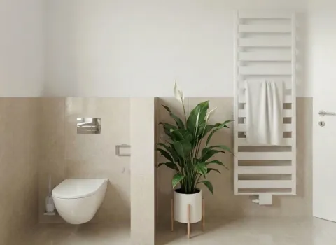 Toilettenbereich im Bad mit beigen Fliesen, wandhängendem WC und Handtuchwärmer neben Tür.