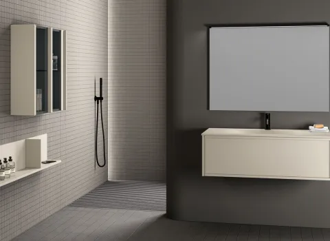 Zeitgemäßes Badezimmer von Stocco mit cremefarbenem Waschbeckenunterschrank, großem rechteckigem Spiegel und offener Dusche mit schwarzen Armaturen.