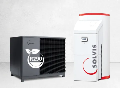 Wärmepumpe SolvisLea Pro mit R290 Symbol und Heizkessel SolvisMax schräg stehend vor neutralem Hintergrund. 