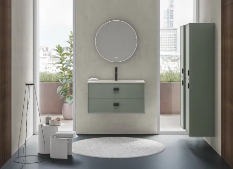 Badmöbel-Set in Salbeigrün mit rundem beleuchtetem Spiegel, wandhängendem Waschtisch und Hochschrank.