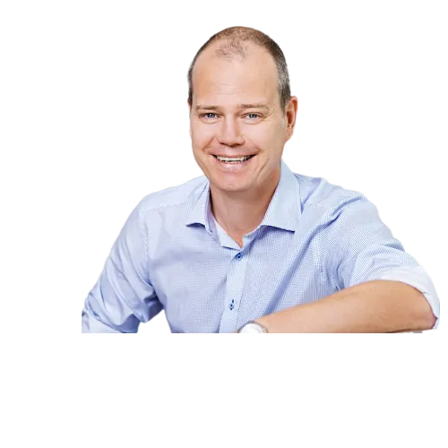 Geschäftsführer Henning Senger vor neutralem Hintergrund.