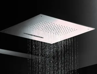 Eine moderne Regendusche, die in eine dunkle Decke eingebaut ist, lässt gleichmäßige Wasserströme herabfallen.