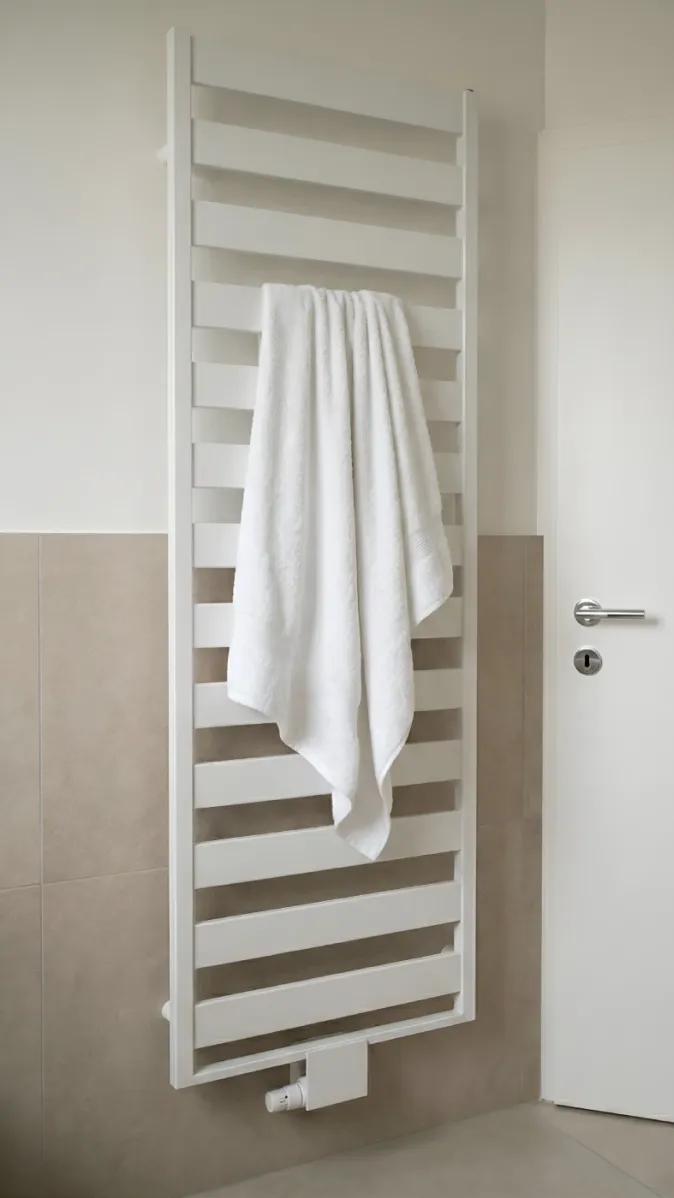 Vertikaler Badheizkörper in Weiß als stilvolle Heizlösung mit Handtuchhalterfunktion.