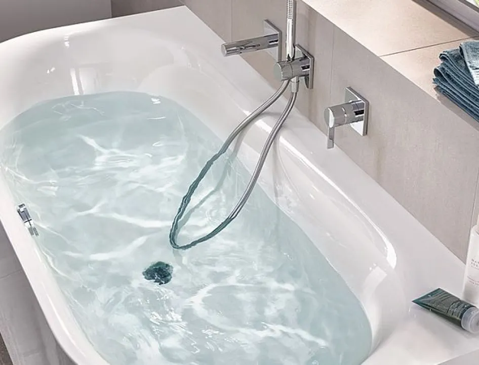 Badewanne BetteLux Silhouette oval mit Wasser befüllt